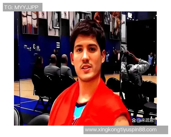 火箭队训练气氛愉快亚当斯谢泼德申京笑容满面展现团队精神