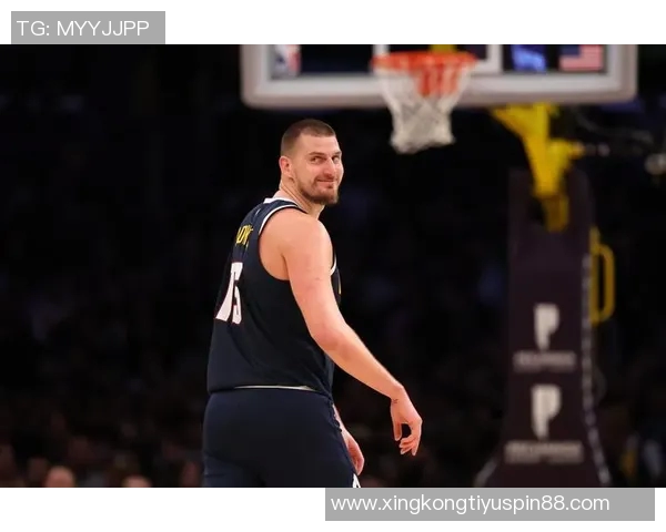 约基奇半场高效表现19分7板8助攻多次快攻扣篮展现统治力 约基奇半场高效表现19分7板8助攻多次快攻扣篮展现统治力